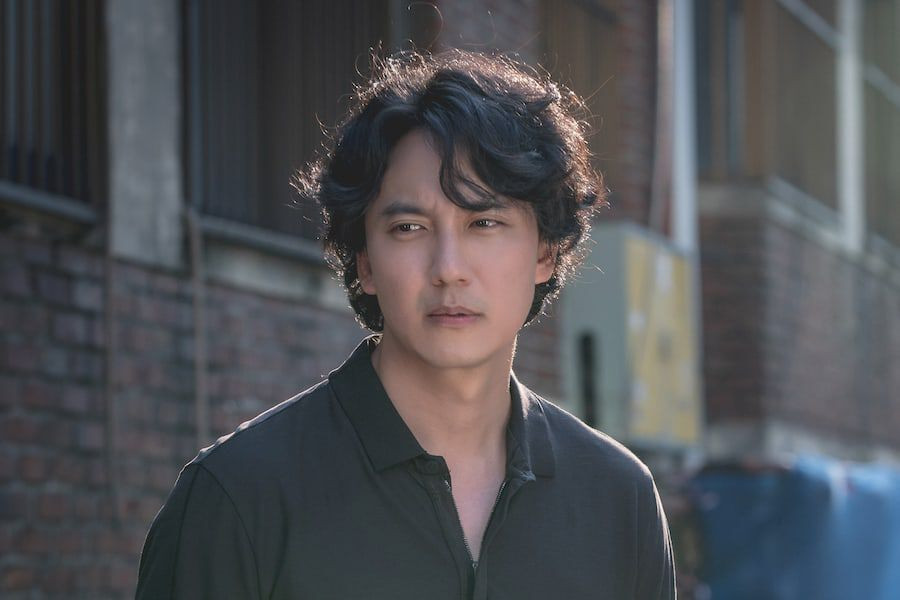 Through the Darkness (Xuyên qua bóng tối) khai thác khía cạnh đen tối của con người bằng cách tập trung vào những kẻ giết người hàng loạt. Phim được đánh giá cao từ khán giả Hàn Quốc và quốc tế. Trong đó, tài tử Kim Nam Gil tỏa sáng khi vào vai người lập hồ sơ tội phạm, luôn cố gắng phân tích hành vi của những kẻ giết người hàng loạt. Kịch bản phim cũng được đầu tư kỹ lưỡng mang đến cho người xem những phút giây rợn người. Through the Darkness (Xuyên qua bóng tối) khai thác khía cạnh đen tối của con người bằng cách tập trung vào những kẻ giết người hàng loạt. Phim được đánh giá cao từ khán giả Hàn Quốc và quốc tế. Trong đó, tài tử Kim Nam Gil tỏa sáng khi vào vai người lập hồ sơ tội phạm, luôn cố gắng phân tích hành vi của những kẻ giết người hàng loạt. Kịch bản phim cũng được đầu tư kỹ lưỡng mang đến cho người xem những phút giây rợn người.