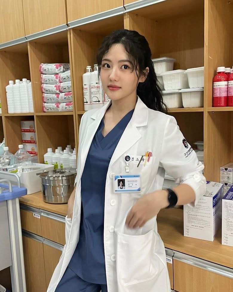 Nữ diễn viên tân binh: Jo Aram (cựu thành viên Gugudan). Cô gây ấn tượng với vai diễn nữ bác sĩ cục súc trong bộ phim truyền hình ăn khách Dr. Cha. Nữ diễn viên tân binh: Jo Aram (cựu thành viên Gugudan). Cô gây ấn tượng với vai diễn nữ bác sĩ cục súc trong bộ phim truyền hình ăn khách Dr. Cha.