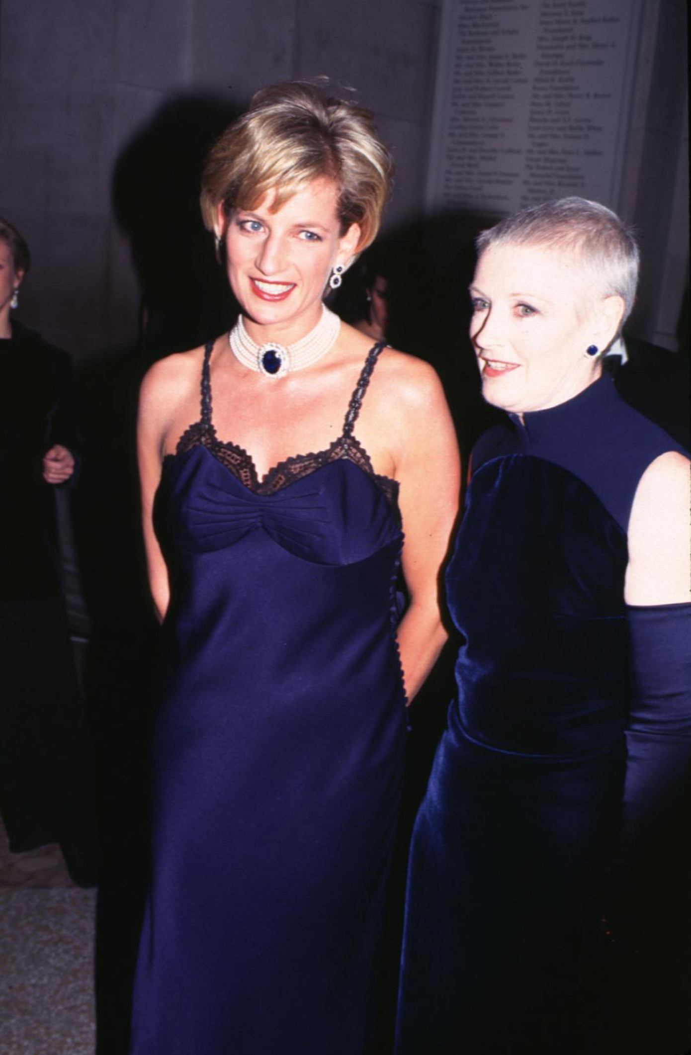 Met Gala 1996 chứng kiến sự xuất hiện đặc biệt của Công nương Diana trong chiếc váy trơn màu hải quân của John Galliano cùng với chiếc vòng cổ bằng ngọc trai và sapphire yêu thích. Ảnh: WireImage.