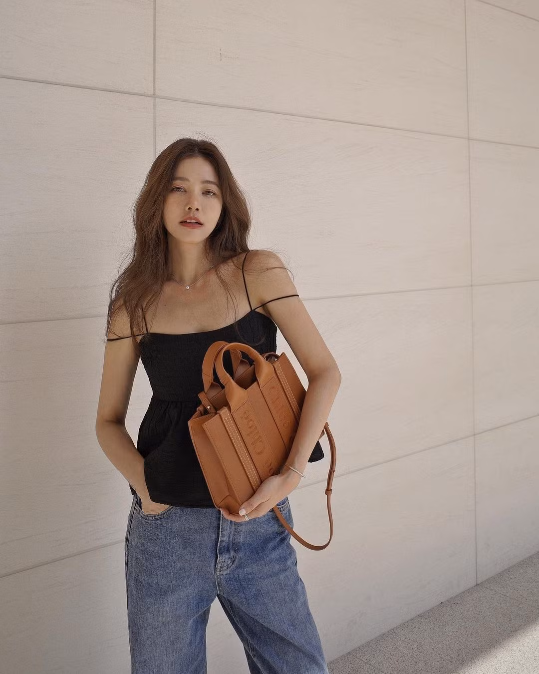Không chỉ ngoại hình nổi bật, Lure có sự nghiệp ổn định. Cô điều hành thương hiệu thời trang mang tên mình, đồng thời làm người mẫu quảng cáo cho nhiều thương hiệu mỹ phẩm, trang phục và phụ kiện.