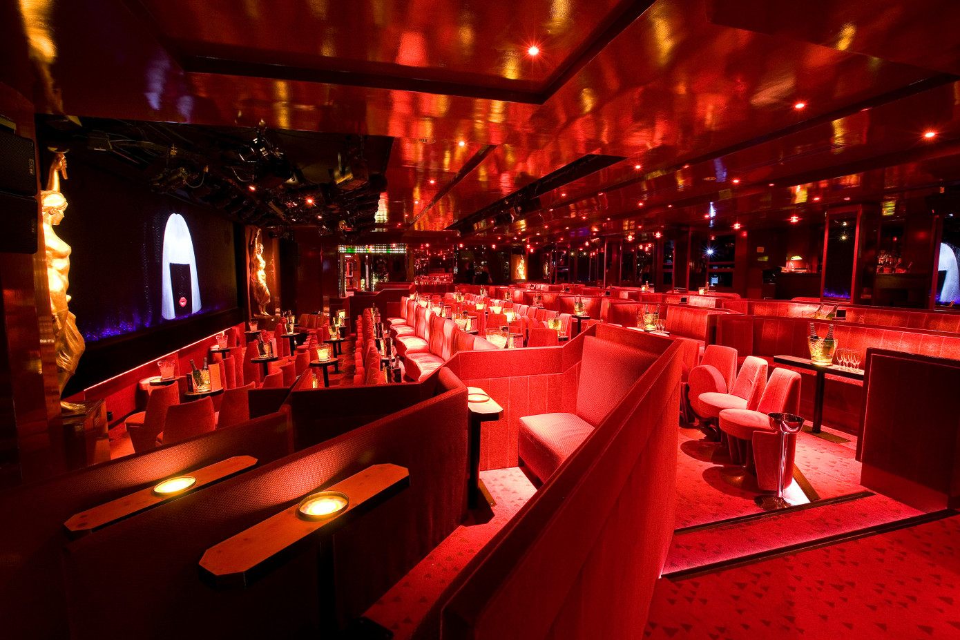 Không gian khép kín và riêng tư của quán rượu khỏa thân nổi tiếng Paris. Ảnh: Crazy Horse. Không gian khép kín và riêng tư của quán rượu khỏa thân nổi tiếng Paris. Ảnh: Crazy Horse.