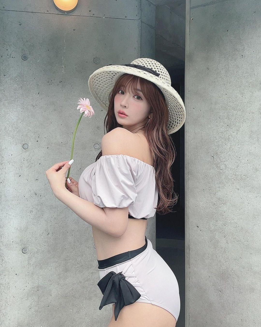 Trang Chinatimes từng cho biết Yua Mikami là diễn viên 18+ có mức lương cao nhất nhì ngành giải trí Nhật Bản. Lúc mới vào nghề, cô được trả 20 triệu yen/tháng (3,258 tỷ đồng). Hiện tại, cô mức thu nhập hàng năm đạt 200 triệu yen.