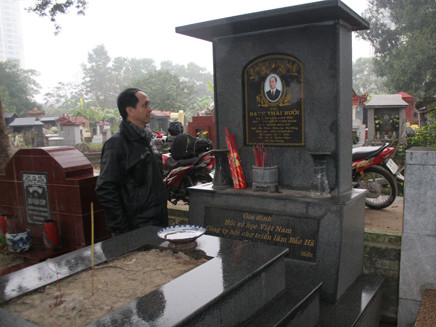 Ông Vinh bên lăng mộ của cụ Bạch Thái Bưởi