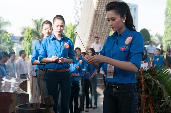 Cô cùng các thí sinh khác tới thắp hương tại Đài tưởng niệm các anh hùng liệt sỹ của TP Đà Nẵng