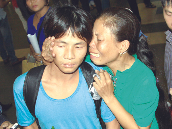 Mẹ con ngày đoàn tụ Ảnh:Minh Đức