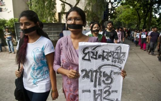 Họ còn mang theo nhiều biểu ngữ để phản đối tình trạng phụ nữ bị cưỡng hiếp và giết hại dã man