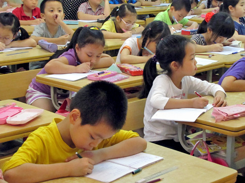 Có những bé sau khi bị điểm kém do bố mẹ hướng dẫn tập làm văn đã nhất quyết học theo văn mẫu và nghe lời cô. Ảnh minh họa: Hoàng Thùy