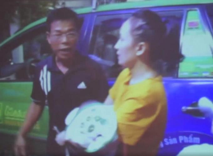 Cựu Phó Chánh án TAND quận 4 Nguyễn Hải Nam và Nguyễn Thị Hương Tâm vào thời điểm xảy ra vụ việc. (Ảnh chụp từ video clip).