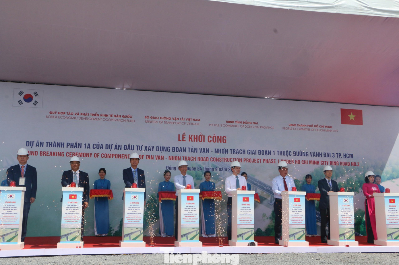 Các đại biểu thực hiện nghi thức khởi công dự án thành phần 1A thuộc đường Vành đai 3 TPHCM. Các đại biểu thực hiện nghi thức khởi công dự án thành phần 1A thuộc đường Vành đai 3 TPHCM.