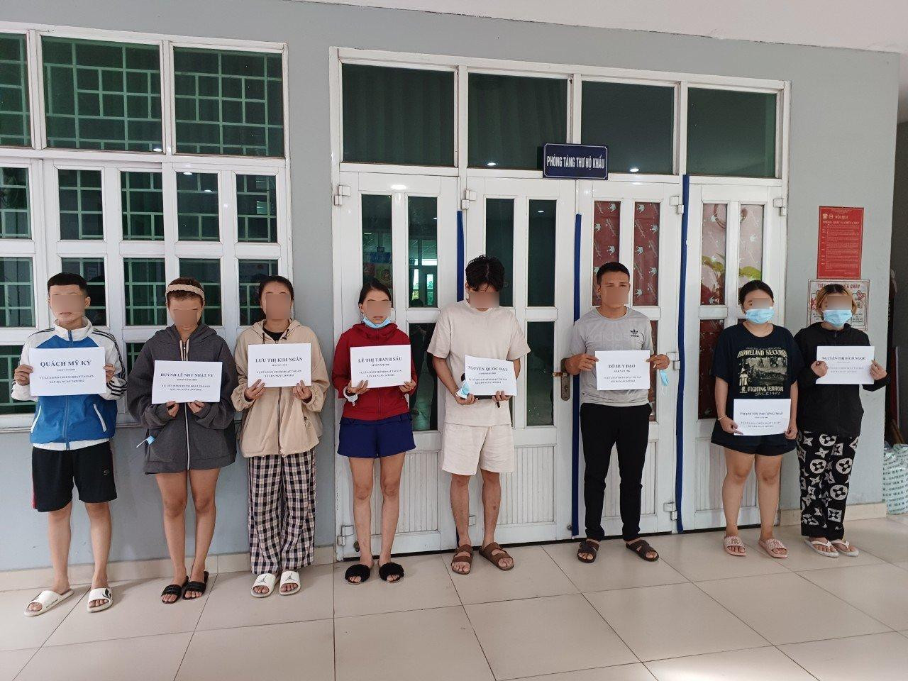 Các đối tượng liên quan đến đường dây lừa đảo chiếm đoạt tài sản do Đạt và Sáu cầm đầu. Các đối tượng liên quan đến đường dây lừa đảo chiếm đoạt tài sản do Đạt và Sáu cầm đầu.