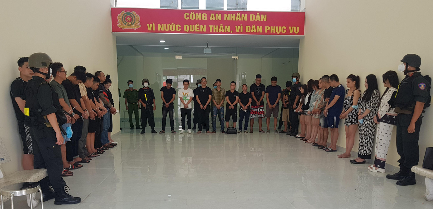 Nhóm nam nữ thanh niên sử dụng trái phép chất ma túy được đưa về trụ sở công an. Ảnh: Công an cung cấp