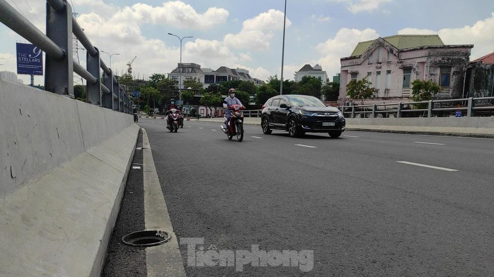 TPHCM cấm tất cả phương tiện lưu thông lên cầu vượt Nguyễn Hữu Cảnh để phục vụ công tác sửa chữa, khắc phục sự cố đứt cáp dự ứng lực ngầm. TPHCM cấm tất cả phương tiện lưu thông lên cầu vượt Nguyễn Hữu Cảnh để phục vụ công tác sửa chữa, khắc phục sự cố đứt cáp dự ứng lực ngầm.