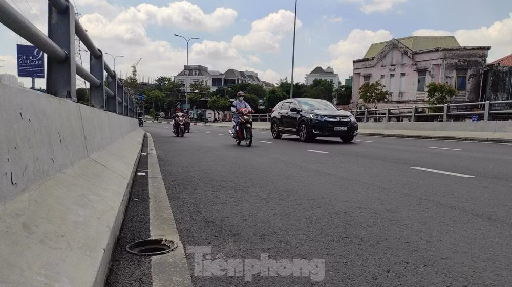 TPHCM cấm tất cả phương tiện lưu thông lên cầu vượt Nguyễn Hữu Cảnh để phục vụ công tác sửa chữa, khắc phục sự cố đứt cáp dự ứng lực ngầm. TPHCM cấm tất cả phương tiện lưu thông lên cầu vượt Nguyễn Hữu Cảnh để phục vụ công tác sửa chữa, khắc phục sự cố đứt cáp dự ứng lực ngầm.