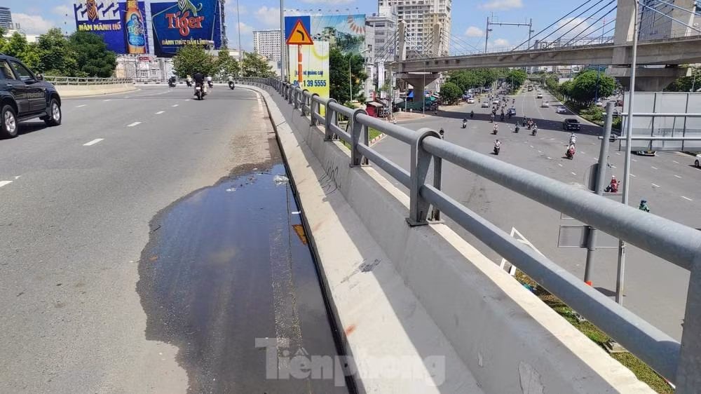 Vị trí bị võng gây đọng nước mưa trên cầu vượt Nguyễn Hữu Cảnh. Ảnh chụp vào đầu tháng 9/2022.