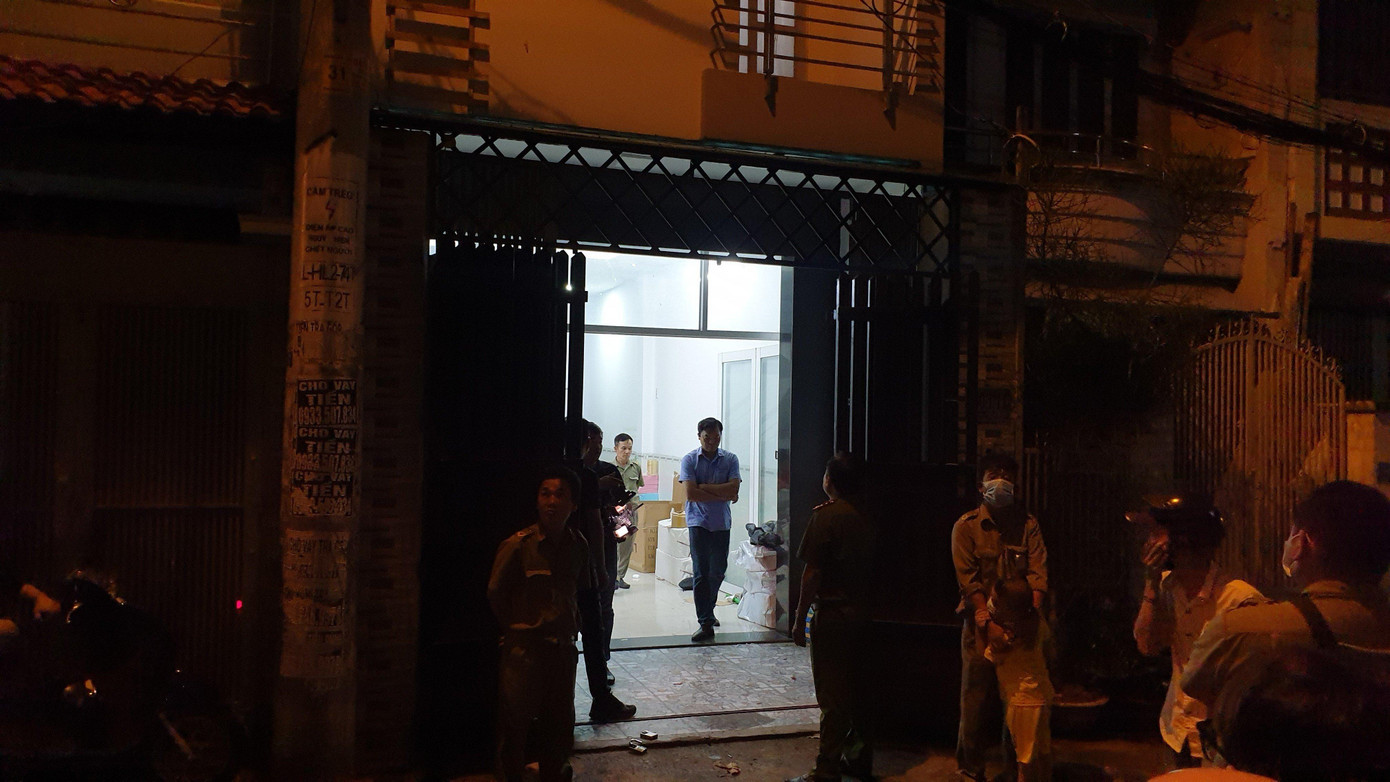 Cơ quan chức năng khám xét &quot;đại bản doanh&quot; của nhóm lừa đảo ở nhà số 48 Trần Quang Quá, phường Hiệp Tân, quận Tân Phú.