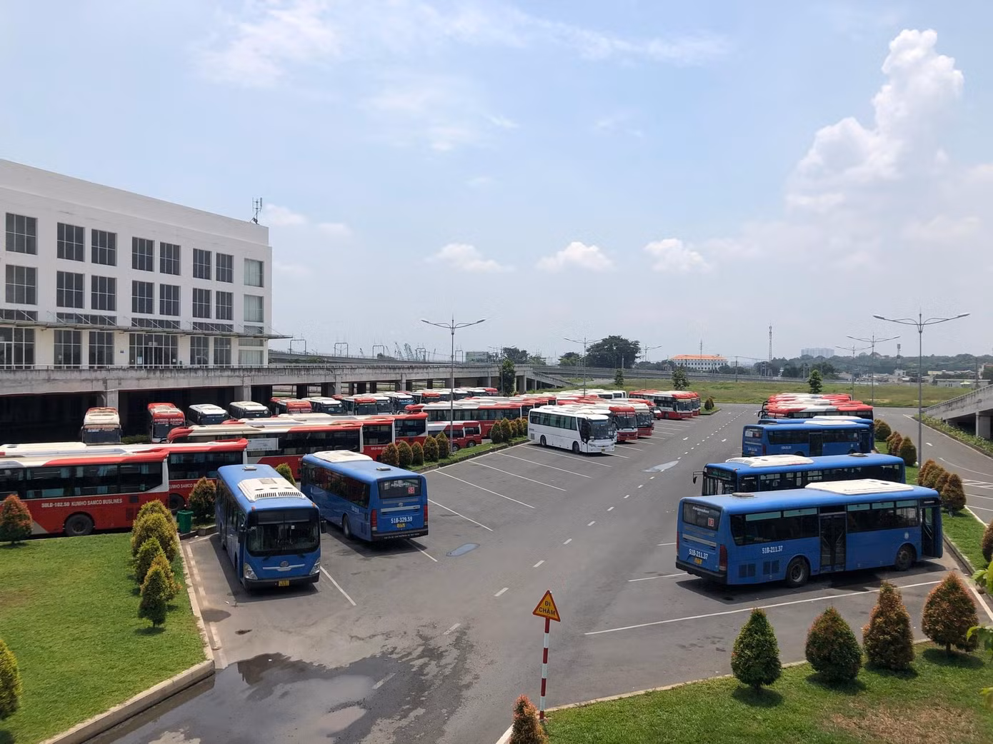 Sau 2 năm đi vào khai thác, bến xe Miền Đông mới luôn trong tình trạng vắng khách kéo dài do vị trí cách trung tâm hơn 20 km, thiếu phương tiện kết nối, bến cũ ở nội đô vẫn còn... Ảnh: Hoàng Trang
