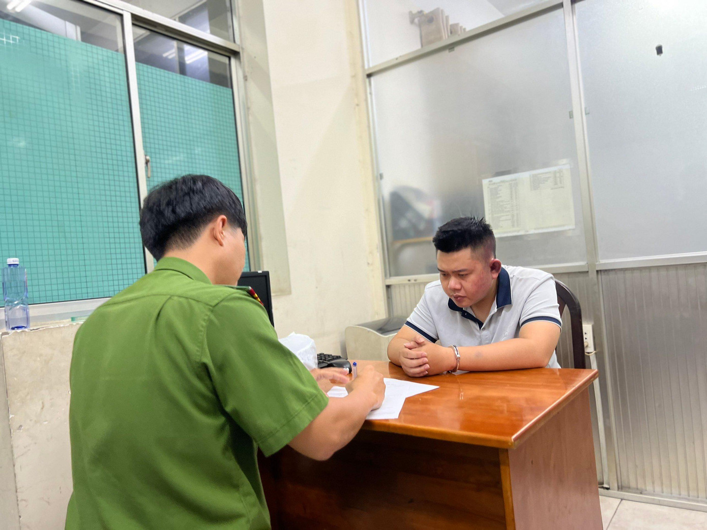 Nguyễn Hồng Thạch làm việc với công an.