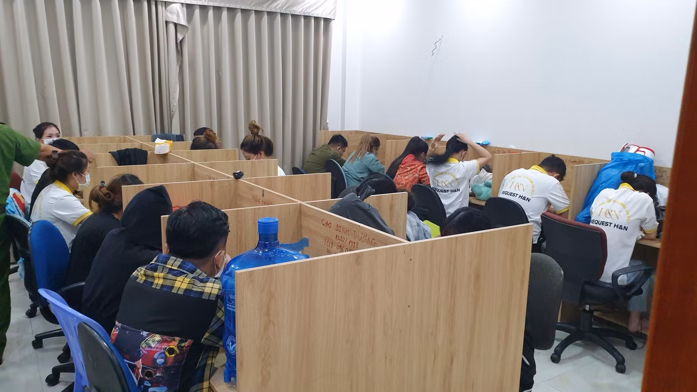 Thời điểm kiểm tra, cơ quan chức năng xác định có 82 đối tượng làm việc tại các tầng trệt, 1, 2 và 3 của căn nhà trên.