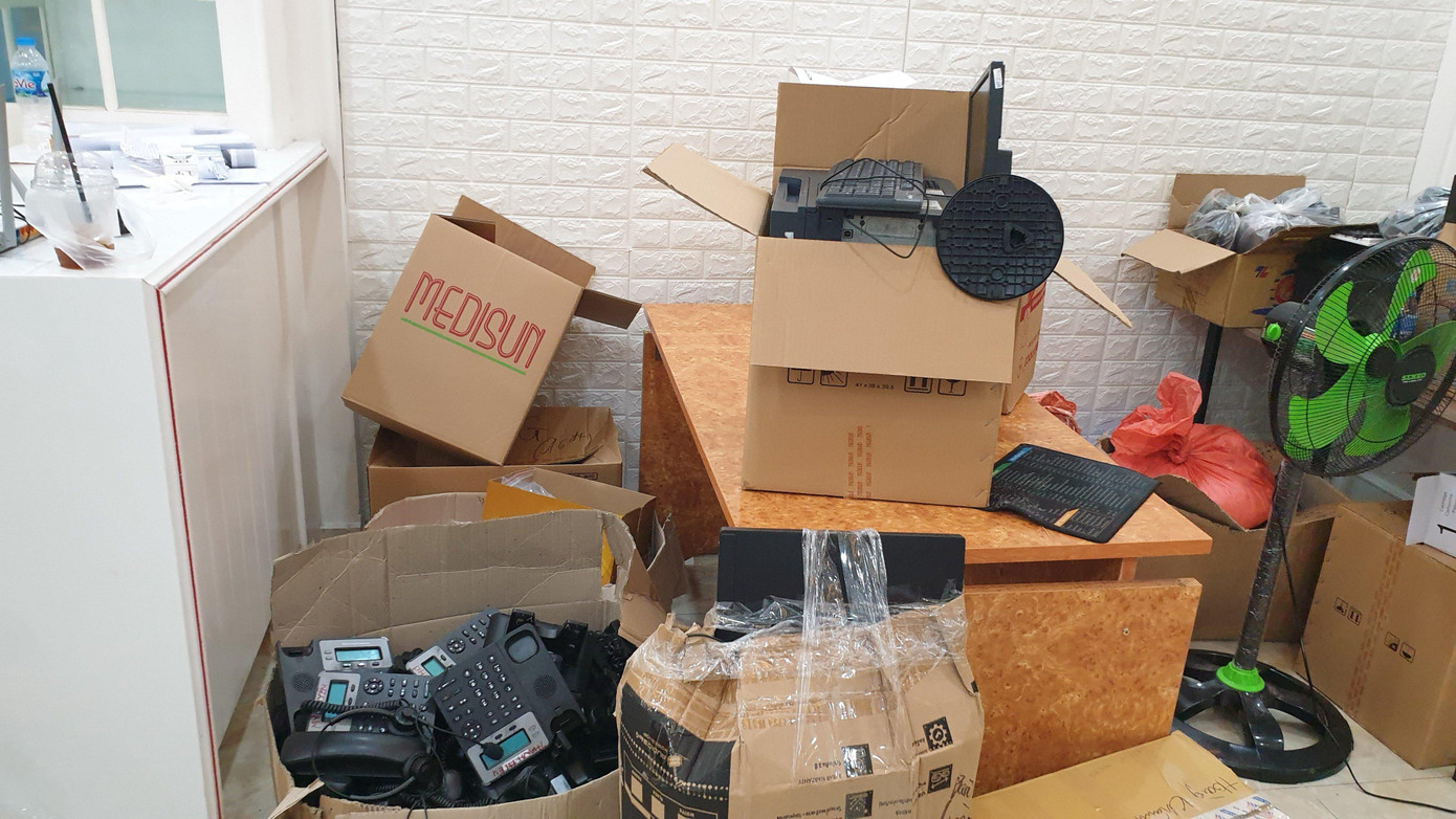 Khám xét khẩn cấp tại số nhà 48 Trần Quang Quá, phường Hiệp Tân, quận Tân Phú, cảnh sát thu giữ nhiều tài liệu, thiết bị, trong đó có cả danh sách bị hại đã nộp tiền,...