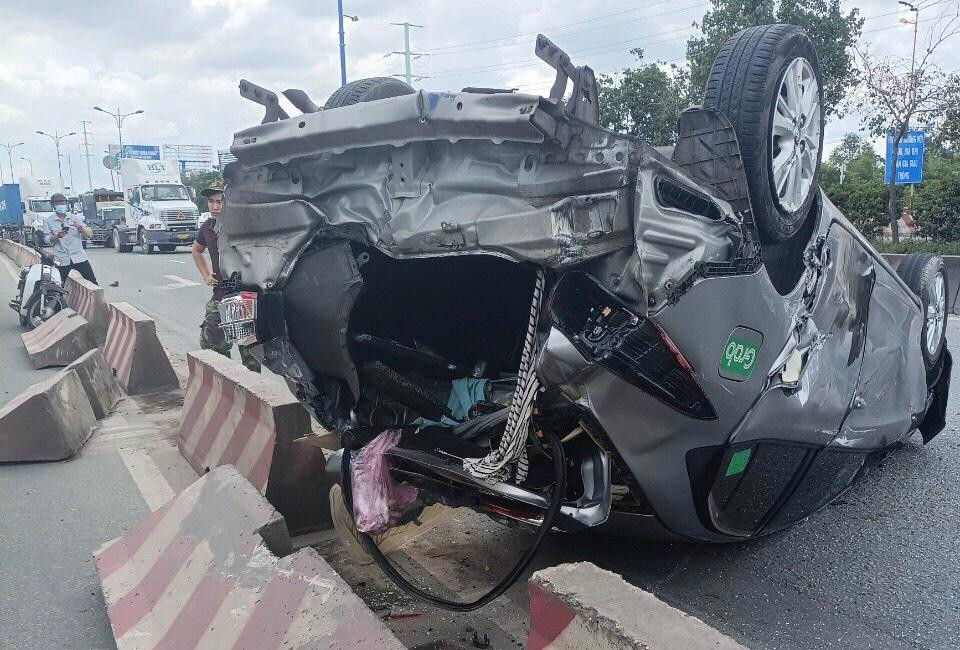 Vụ tai nạn khiến ô tô con bị hư hỏng, biến dạng. Tài xế điều khiển phương tiện này đã được người đi đường giải cứu ra ngoài.