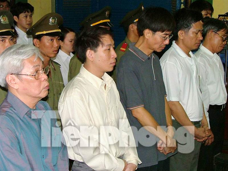 Các bị cáo trong vụ chạy quota ở Bộ Thương mại. Ảnh Hữu Vinh. Các bị cáo trong vụ chạy quota ở Bộ Thương mại. Ảnh Hữu Vinh.