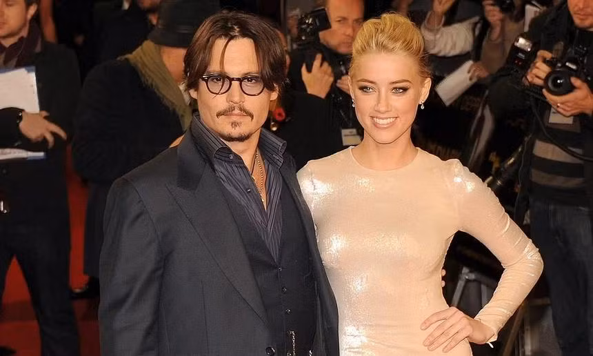 Amber Heard và Johnny Depp chụp ảnh tại sự kiện công chiếu phim năm 2011. Ảnh: Getty