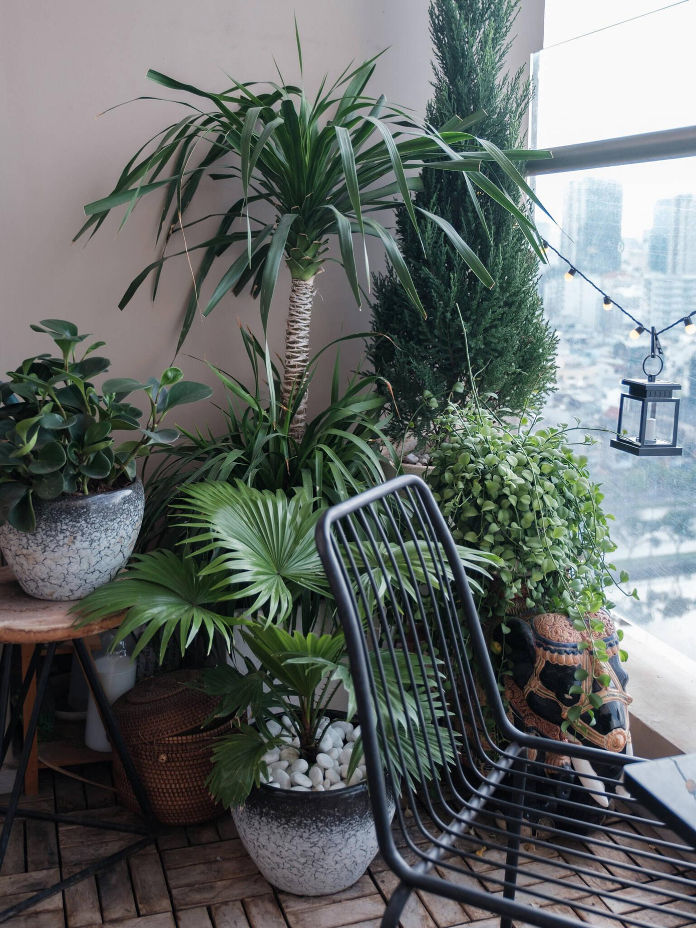 Không gian phòng khách nhẹ nhàng nhưng vẫn thể hiện được cá tính của hai vợ chồng làm nghề thiết kế và nghệ thuật của gia chủ. Ngoài ra, gia chủ còn bố trí rất nhiều cây xanh ở ban công để tăng sự kết nối với thiên nhiên trong không gian nhà.