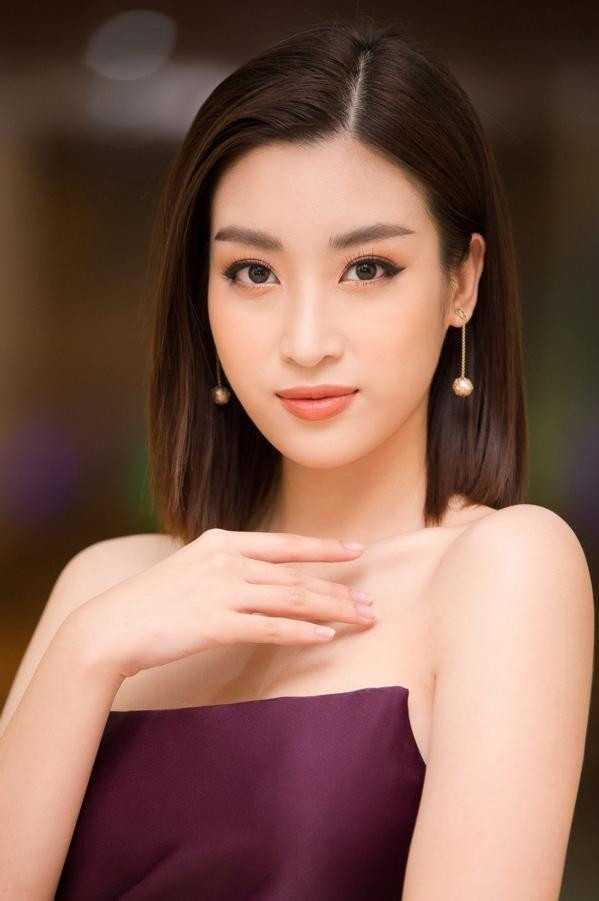 Nếu Đỗ Thị Hà, Tiểu Vy và Thùy Tiên thay đổi tóc ngắn sẽ mạnh mẽ, cá tính hơn thì nàng hậu Đỗ Mỹ Linh lại vẫn giữ được nét dịu dàng, nữ tính vốn có.