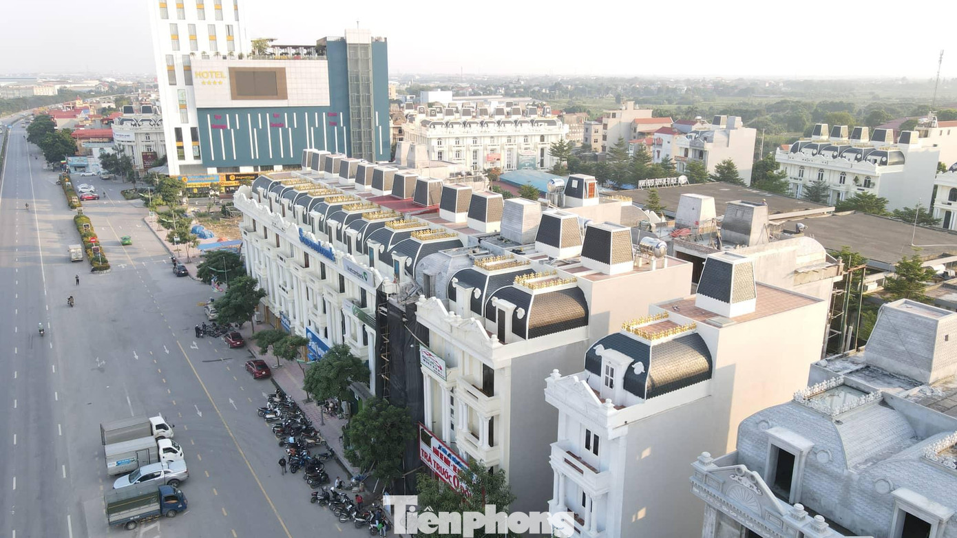 Shophouse tại khu chợ thương mại Như Quỳnh (Văn Lâm, Hưng Yên) đang được đẩy lên với giá hơn 100 triệu đồng/m2 (Ảnh: Lộc Liên) Shophouse tại khu chợ thương mại Như Quỳnh (Văn Lâm, Hưng Yên) đang được đẩy lên với giá hơn 100 triệu đồng/m2 (Ảnh: Lộc Liên)