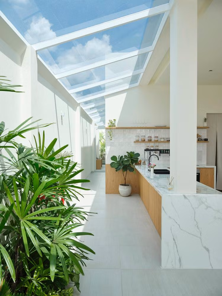 Trong bếp cũng bố trí một khu vườn nhỏ để gia chủ có thể cảm nhận thiên nhiên một cách gần gũi nhất có thể. Trong bếp cũng bố trí một khu vườn nhỏ để gia chủ có thể cảm nhận thiên nhiên một cách gần gũi nhất có thể.