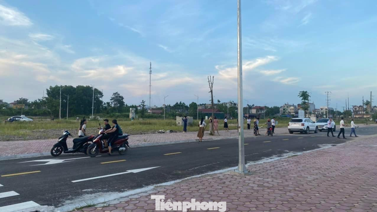 Đi đôi với việc giá đất trúng ở mức cao ngất ngưởng, thì tình trạng bỏ cọc ở các địa phương cũng diễn ra rầm rộ Đi đôi với việc giá đất trúng ở mức cao ngất ngưởng, thì tình trạng bỏ cọc ở các địa phương cũng diễn ra rầm rộ