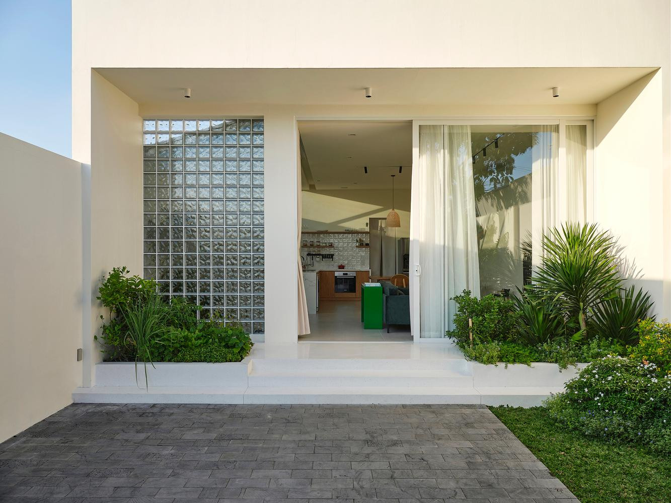 Sân sau gợi nhớ đến một không gian nghỉ dưỡng với khu vườn thanh bình, nơi chủ nhân có thể tận hưởng những làn gió mát dưới những tán cây xanh. Sân sau gợi nhớ đến một không gian nghỉ dưỡng với khu vườn thanh bình, nơi chủ nhân có thể tận hưởng những làn gió mát dưới những tán cây xanh.