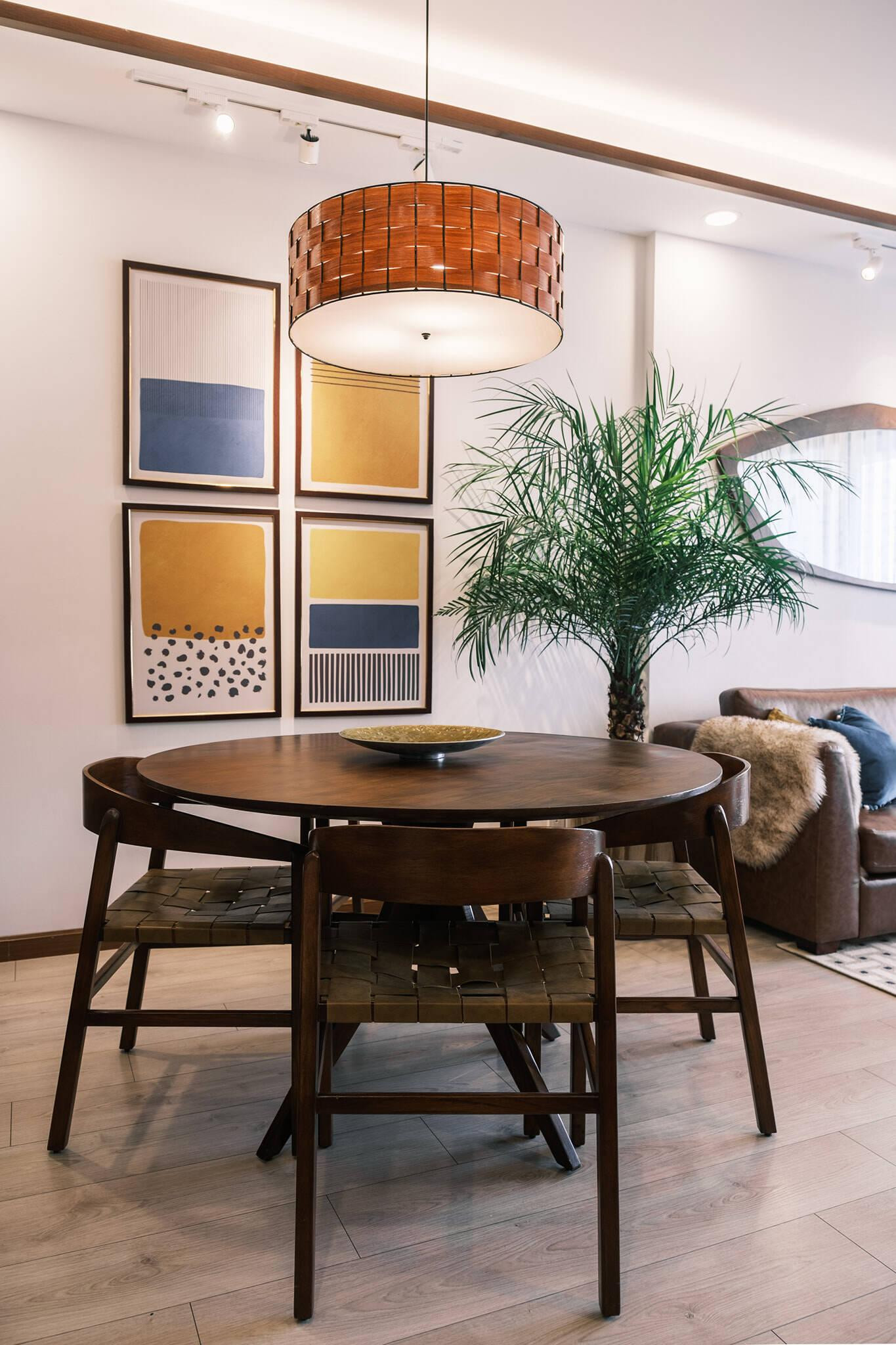 Sau khi cải tạo, khu vực bếp và bàn ăn thiết kế liên thông với phòng khách để tạo thêm sự gắn kết cho các thành viên.