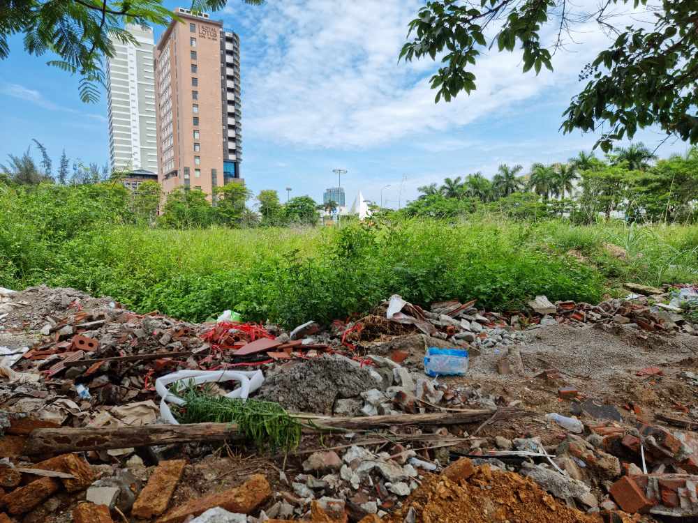 Sau 12 năm được phê duyệt, dự án biệt thự cao cấp tại Quảng Ninh đến nay vẫn chỉ là bãi đất trống, cỏ dại mọc um tùm dù nằm ở vị trí đắc địa do quy hoạch cũ và mới "đá" nhau, nên tỉnh Quảng Ninh quyết định hủy bỏ dự án. Sau 12 năm được phê duyệt, dự án biệt thự cao cấp tại Quảng Ninh đến nay vẫn chỉ là bãi đất trống, cỏ dại mọc um tùm dù nằm ở vị trí đắc địa do quy hoạch cũ và mới "đá" nhau, nên tỉnh Quảng Ninh quyết định hủy bỏ dự án.