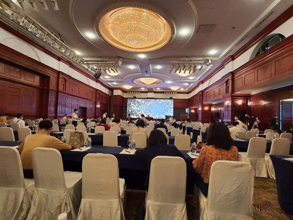 Hình ảnh nhà đầu tư xếp hàng tham gia phiên đấu giá đất dự án HUD Mê Linh. (Ảnh: M.Q - Diễn đàn Người Mua Nhà)