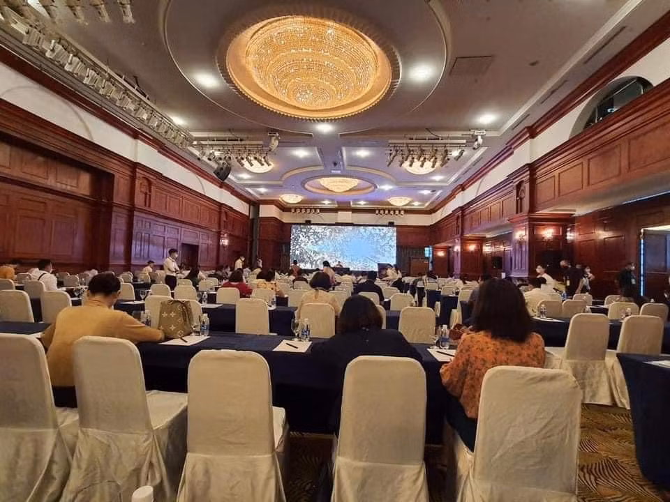 Hình ảnh nhà đầu tư xếp hàng tham gia phiên đấu giá đất dự án HUD Mê Linh. (Ảnh: M.Q - Diễn đàn Người Mua Nhà)