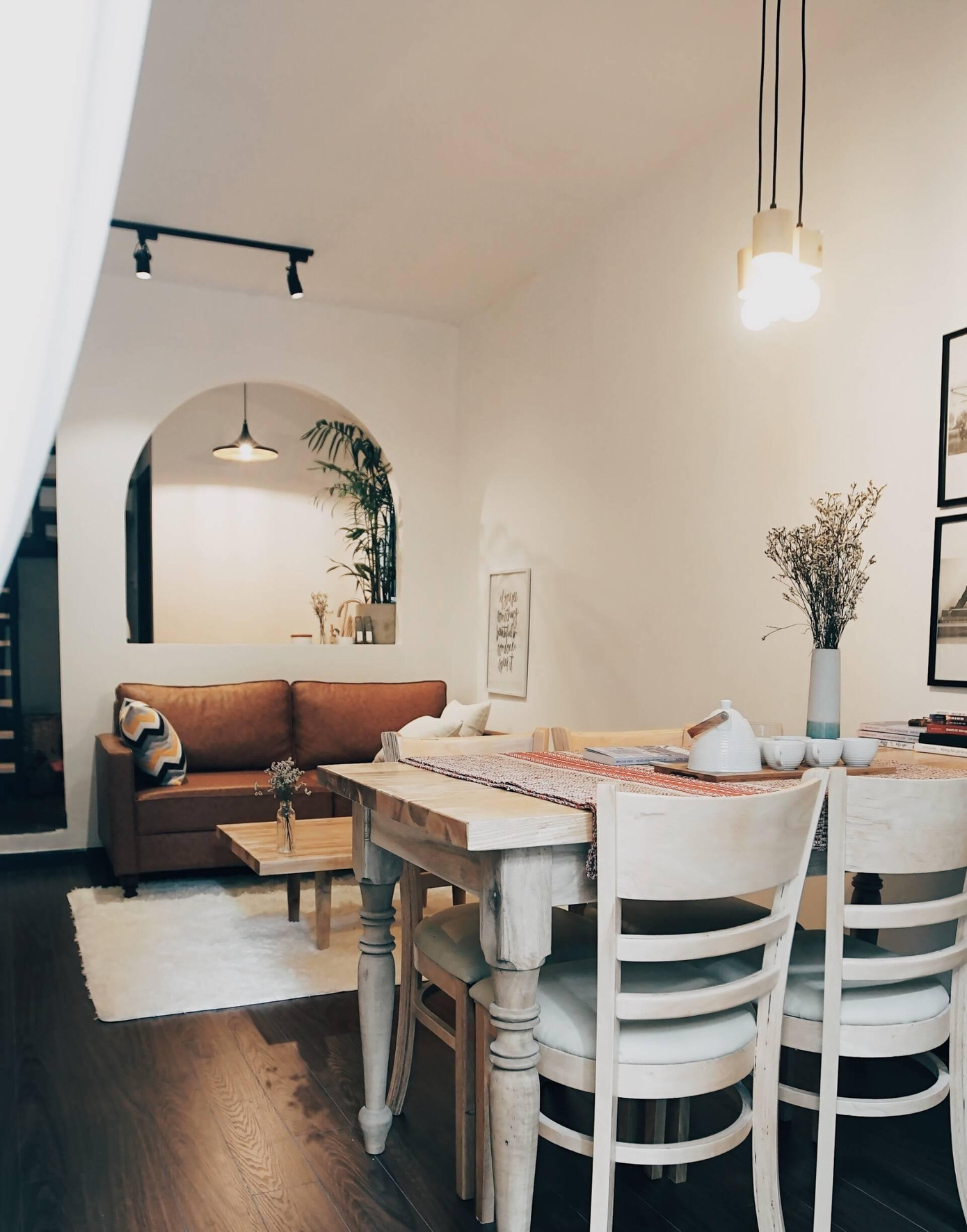 Ngôi nhà này nằm trong con hẻm nhỏ ở TP HCM, trước khi cải tạo khá tối tăm, chật hẹp và ẩm thấp.