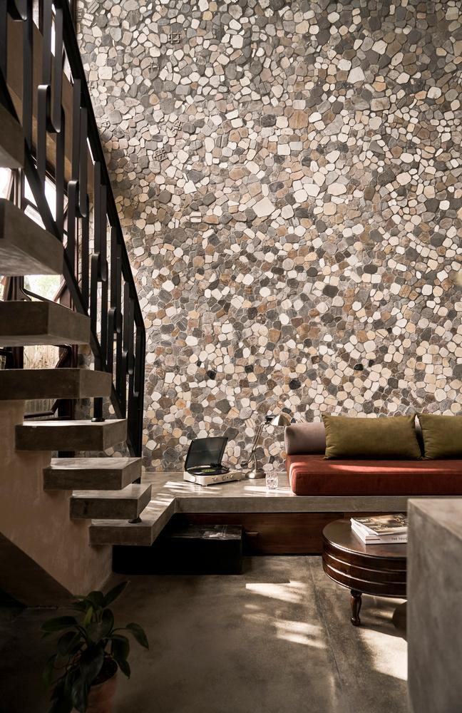 Để đạt được độ hoàn thiện tốt nhất có thể, KTS đã sử dụng lại những viên gạch cũ đã bị vứt bỏ từ những ngôi nhà cũ, điều này giúp mang lại màu sắc của thời gian cho ngôi nhà và qua đó giúp chủ nhân lớn tuổi của ngôi nhà cảm thấy thân thuộc ngay khi chuyển đến.