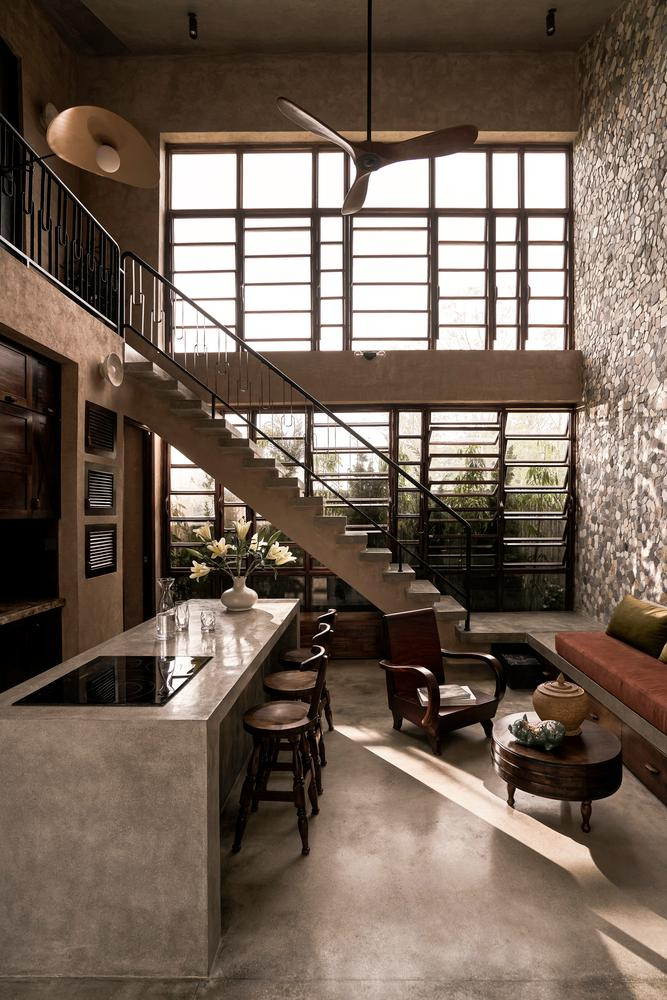 Với không gian nhỏ chủ yếu dành cho một cặp vợ chồng già, KTS thiết kế phòng khách - bếp là không gian mở, đồng thời có đảo bếp vừa là nơi nấu nướng vừa là nơi dùng bữa.