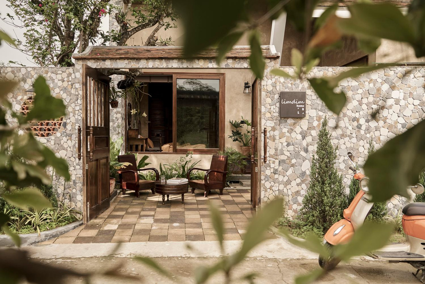 Theo KTS của ngôi nhà này, trong văn hóa Á Đông, chữ hiếu là phong tục đẹp và ngôi nhà này là một ví dụ về nó. Bởi lẽ, căn nhà do các con xây dựng để bố mẹ an hưởng tuổi già bên khu vườn nhỏ. Vì là nhà dành cho người lớn tuổi nên thiết kế hướng đến sự tối giản, tiện dụng, mang lại cảm giác mộc mạc ấm cúng. Phong cách chủ đạo của ngôi nhà là kiểu dáng truyền thống thể hiện qua hệ thống mái ngói liệt bằng đất sét, một loại ngói cổ mang đặc trưng của TP Huế.