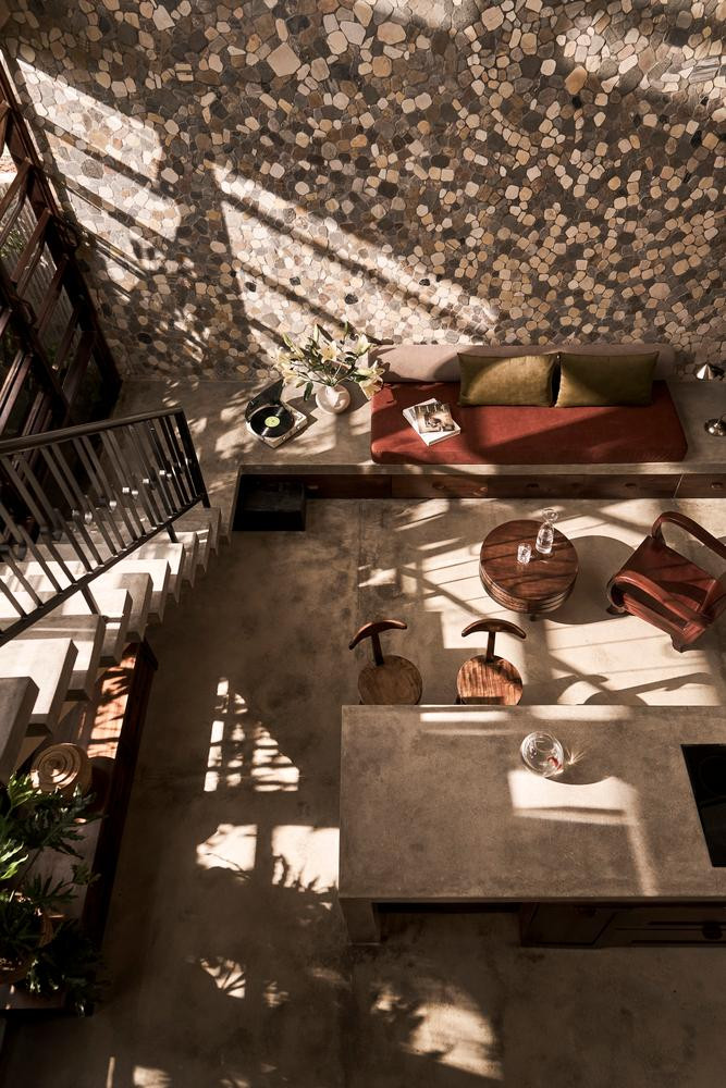 Cách thiết kế này tạo ra một không gian rộng rãi hơn, khiến ngôi nhà luôn tràn ngập ánh sáng.