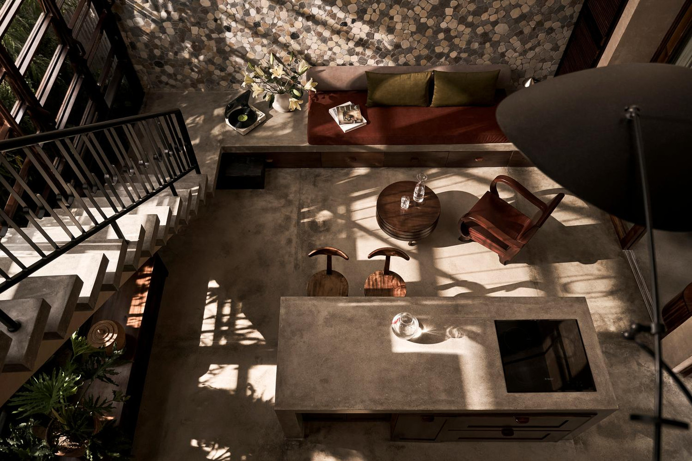 Để tăng thêm vẻ mộc mạc cho ngôi nhà, KTS đã sử dụng các vật liệu như đá, gỗ, bê tông và đặc biệt là ngói đất sét nung để lợp mái - một loại vật liệu mang lại nhiều hoài niệm.