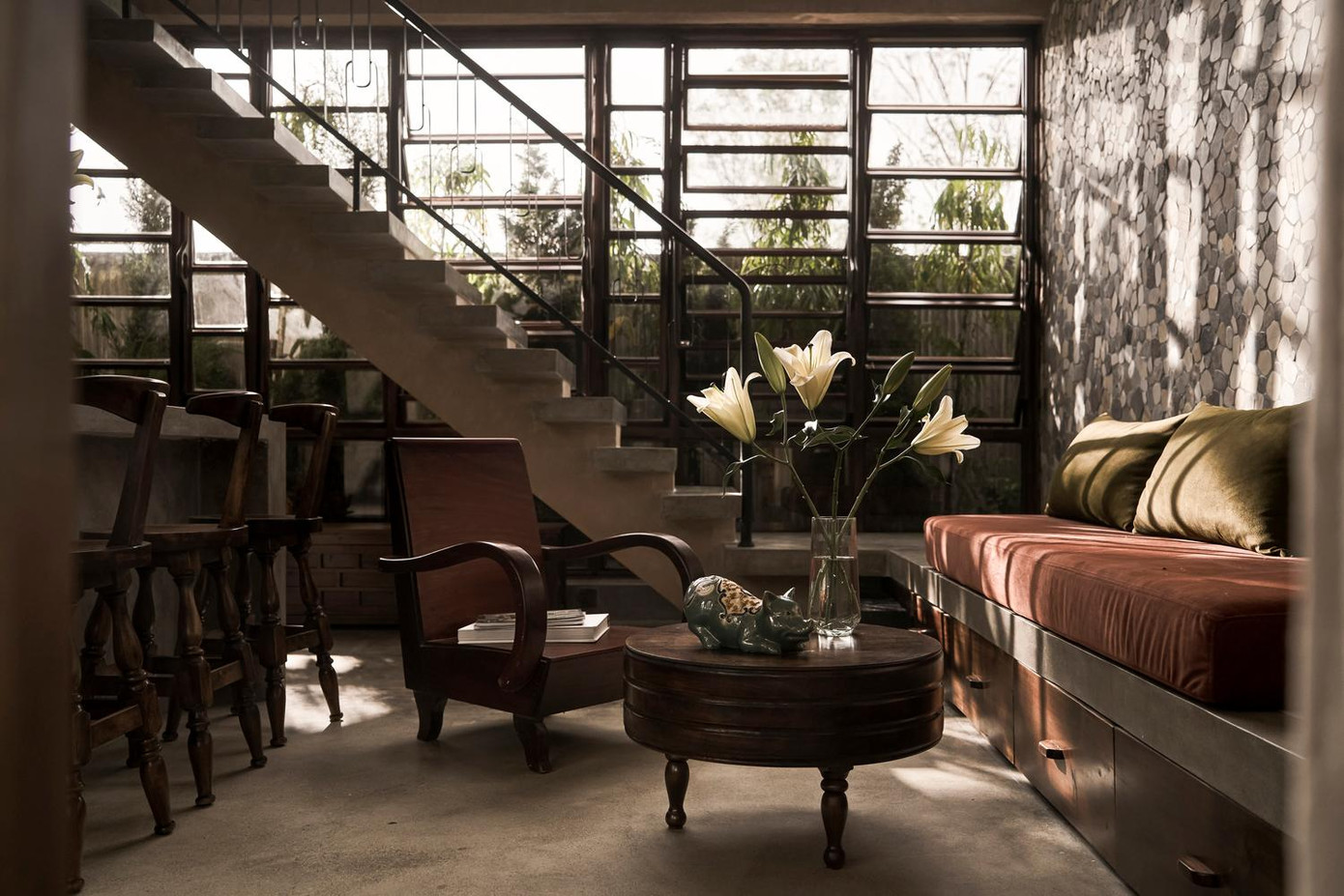 KTS hy vọng hai chủ nhân lớn tuổi của ngôi nhà này sẽ tận hưởng được sự yên bình khi sống ở đây, qua đó cùng nhau suy ngẫm về những “nổi trôi” đã qua của cuộc đời.