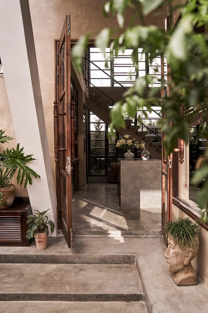 Cũng theo KTS, đối với người Việt Nam, đặc biệt là người Huế, việc thờ cúng tổ tiên rất được coi trọng, nên KTS đã khéo léo bố trí bàn thờ ngoài trời cũng như bàn thờ trong nhà để phù hợp với không gian tương đối nhỏ của ngôi nhà.