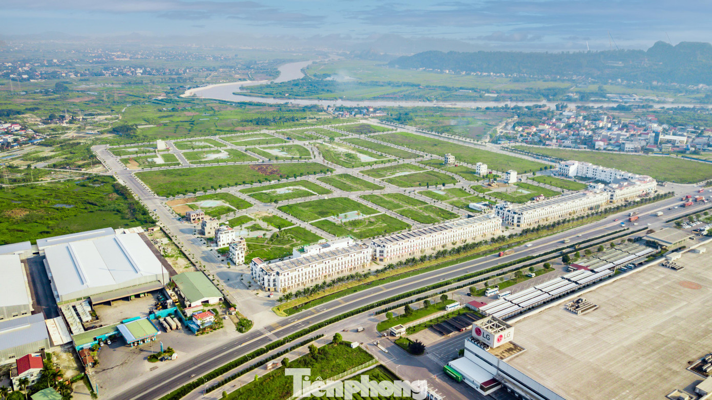 Khu công nghiệp muốn chuyển đổi sang phát triển khu đô thị - dịch vụ phải nằm trong khu vực nội thành của đô thị loại đặc biệt, đô thị loại I trực thuộc trung ương và các đô thị loại I trực thuộc tỉnh. Khu công nghiệp muốn chuyển đổi sang phát triển khu đô thị - dịch vụ phải nằm trong khu vực nội thành của đô thị loại đặc biệt, đô thị loại I trực thuộc trung ương và các đô thị loại I trực thuộc tỉnh.