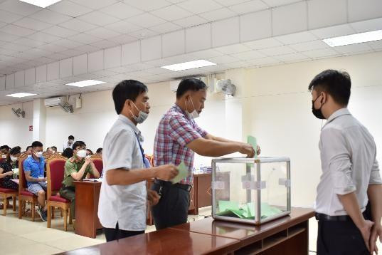 Khách hàng tham gia đấu giá bằng hình thức bỏ phiếu trực tiếp. (Ảnh: Vũ Cường)