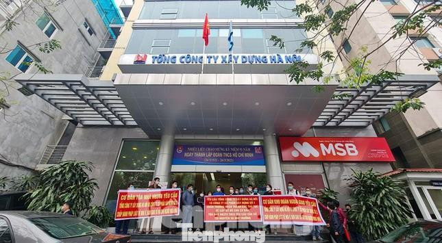 Cư dân khu Ngoại giao đoàn (quận Bắc Từ Liêm, Hà Nội) yêu cầu chủ đầu tư thực hiện cam kết liên quan đến việc cấp sổ đỏ sau 7 năm về ở