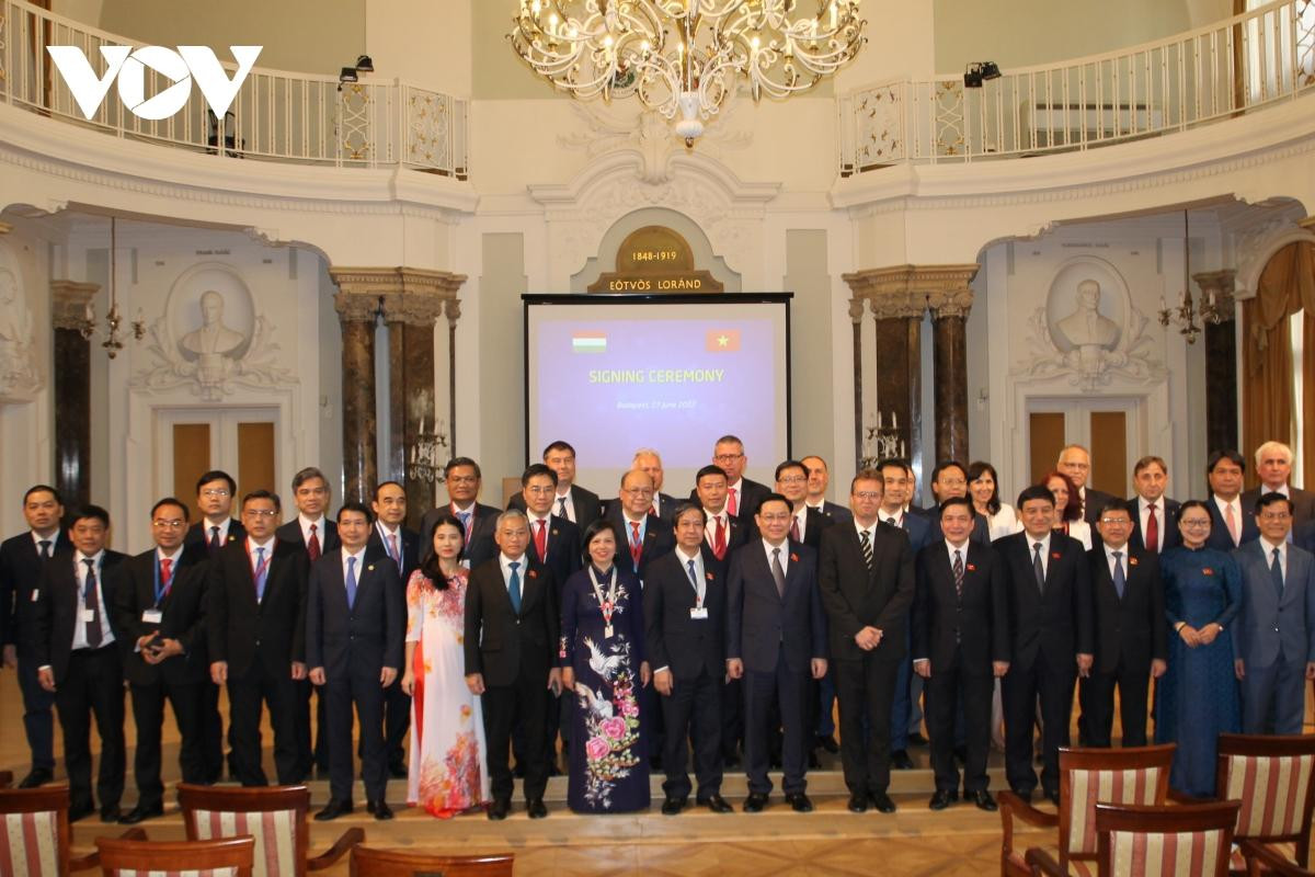 Chủ tịch Quốc hội Vương Đình Huệ và lãnh đạo các bộ, ban, ngành chụp ảnh lưu niệm với các đại biểu