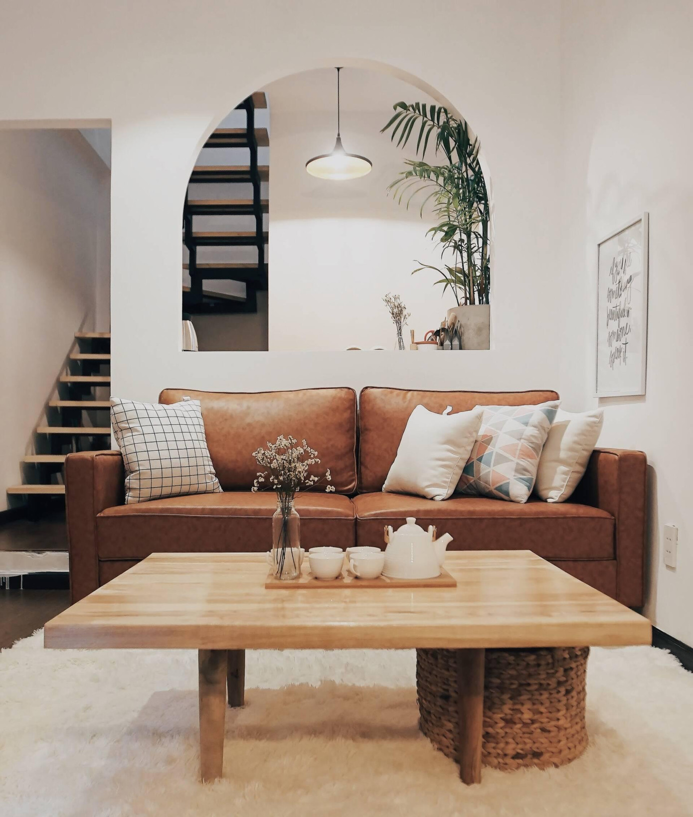 Để “lột xác” cho ngôi nhà, nhóm KTS quyết định để diện tích tường xây được giảm tối đa, kết hợp cùng nội thất mảng lớn với các chi tiết đơn giản, giúp ngôi nhà thêm rộng mở, thoáng sáng.