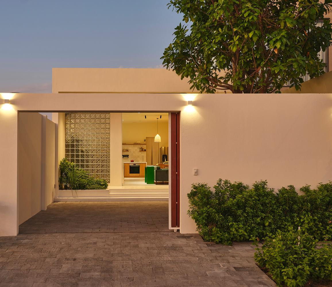 Sau 3 tháng, ngôi nhà nhỏ có không gian thoáng đãng với một mảnh vườn nhỏ đã được hoàn thành. Sau 3 tháng, ngôi nhà nhỏ có không gian thoáng đãng với một mảnh vườn nhỏ đã được hoàn thành.